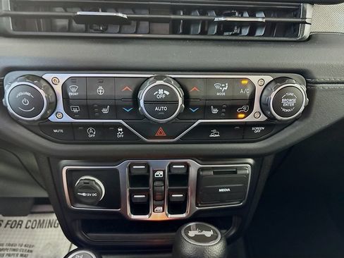 Used 2025 Jeep Wrangler Unlimited Sahara AWD/4WD image 16
