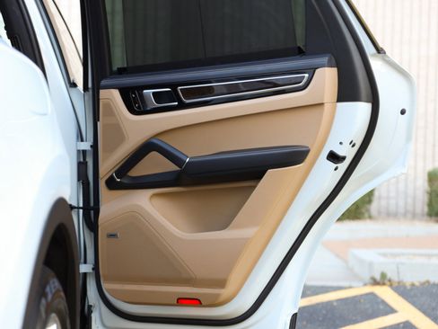 Used 2019 Porsche Cayenne image 56