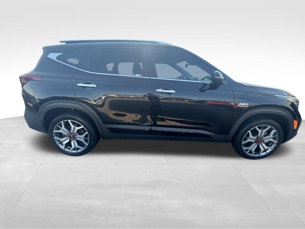 Certified 2023 Kia Seltos SX w/ SX Sunroof Package AWD/4WD image 7