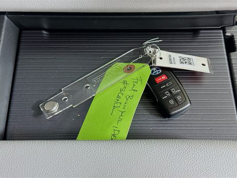 Used 2025 Toyota Sienna XLE FWD image 33