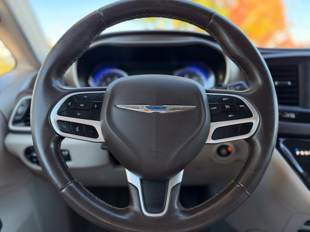 Used 2017 Chrysler Pacifica Touring-L FWD image 12