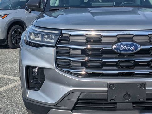 Used 2025 Ford Explorer Active w/ Active Comfort Package RWD image 8