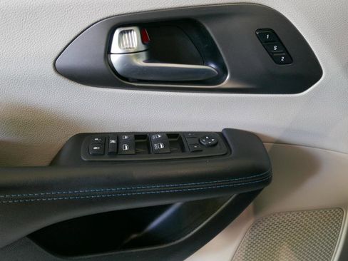 Used 2021 Chrysler Pacifica Touring-L FWD image 20