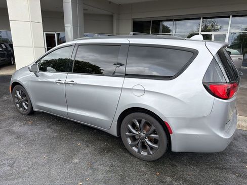 Used 2018 Chrysler Pacifica Touring-L w/ Advanced Safetytec Group FWD image 4