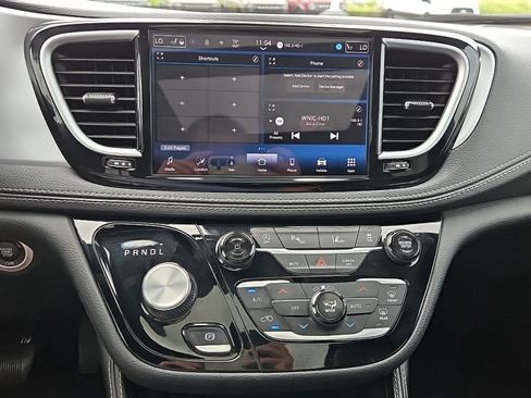 Used 2025 Chrysler Pacifica Limited FWD image 16