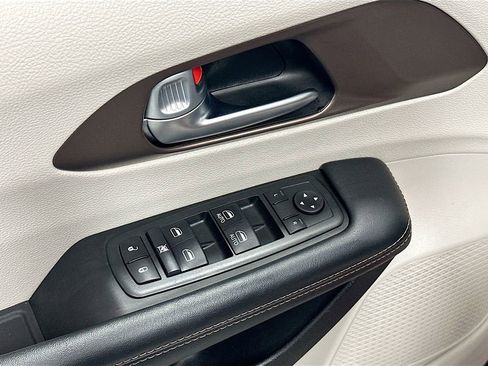 Used 2019 Chrysler Pacifica L FWD image 18