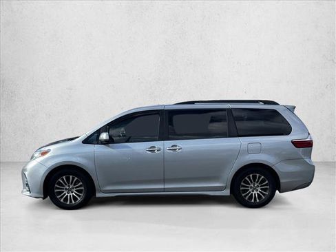 Used 2019 Toyota Sienna XLE image 8