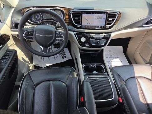 Used 2024 Chrysler Pacifica Limited FWD image 8