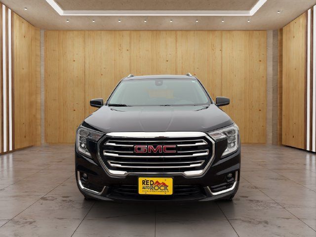 Used 2022 GMC Terrain SLT w/ Infotainment Package II AWD/4WD image 2
