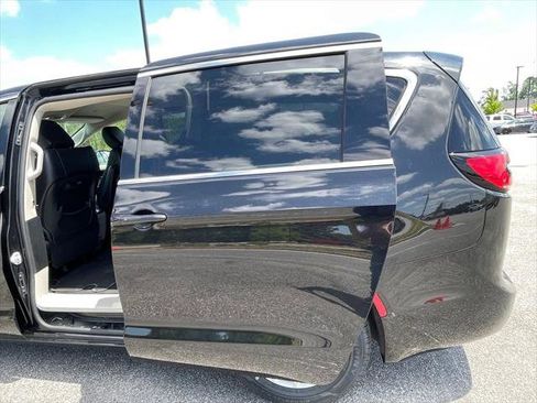 Certified 2023 Chrysler Pacifica Touring-L FWD image 56
