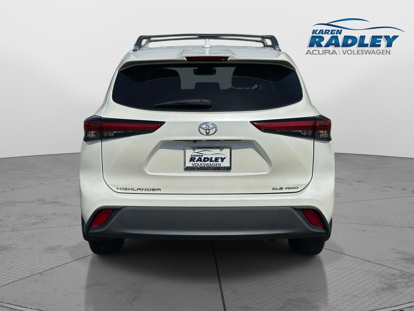 Used 2021 Toyota Highlander XLE AWD/4WD image 3