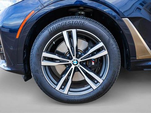Used 2022 BMW X7 M50i w/ Dynamic Handling Package image 9