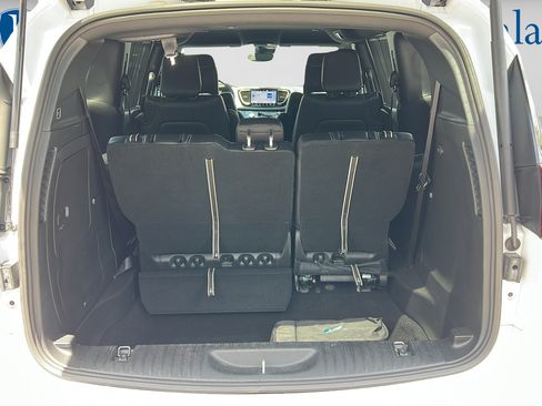 Used 2024 Chrysler Pacifica Limited w/ Uconnect Theater Family Group FWD image 10
