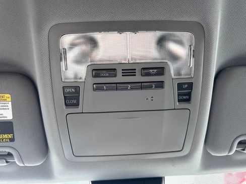 Used 2019 Toyota Highlander SE w/ Nightshade Edition FWD image 16