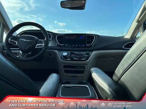 Used 2023 Chrysler Pacifica Touring-L image 16