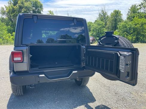 Used 2022 Jeep Wrangler Unlimited Sport AWD/4WD image 9