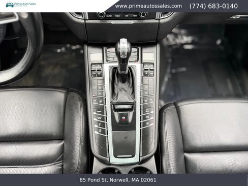 Used 2018 Porsche Macan Turbo AWD/4WD image 24