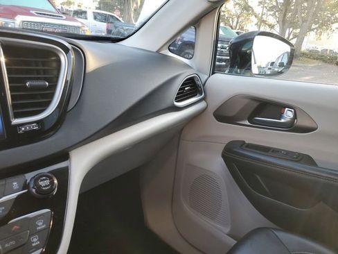 Used 2024 Chrysler Pacifica Touring-L image 24