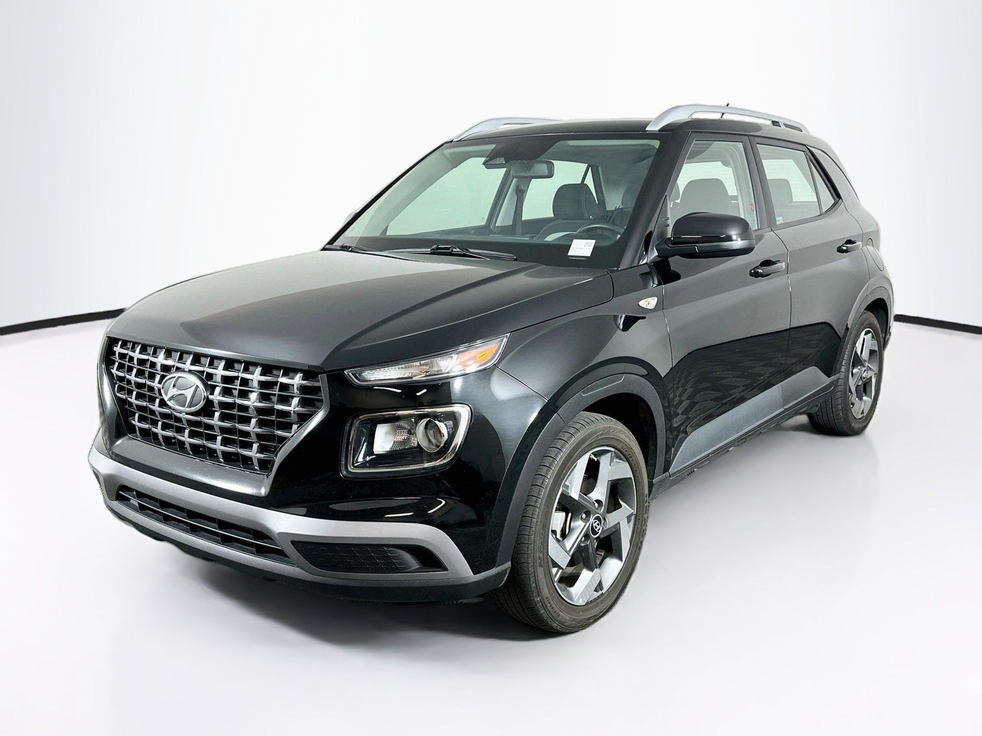 Used 2025 Hyundai Venue SEL FWD image 3