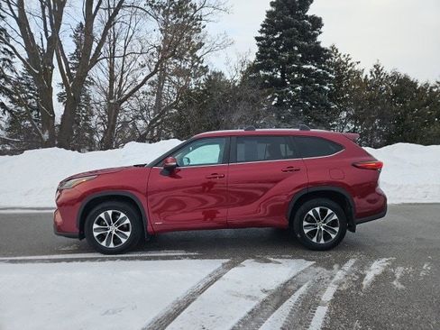 Used 2023 Toyota Highlander XLE image 2