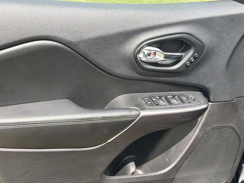 Used 2019 Jeep Cherokee Limited w/ Luxury Group FWD image 18