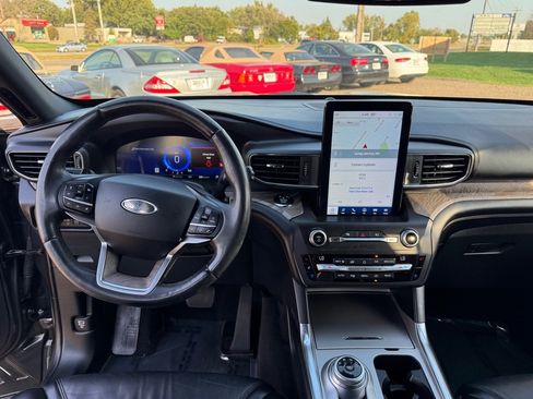 Used 2020 Ford Explorer Platinum w/ Premium Technology Package image 39