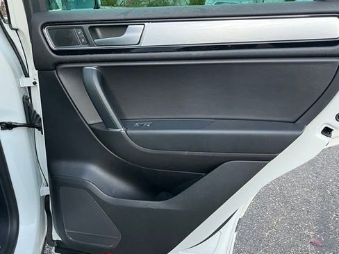 Used 2017 Volkswagen Touareg V6 image 24