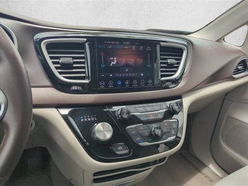 Used 2018 Chrysler Pacifica Touring-L w/ Advanced Safetytec Group FWD image 10