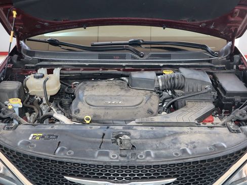 Used 2018 Chrysler Pacifica Touring-L w/ Premium Audio Group FWD image 48