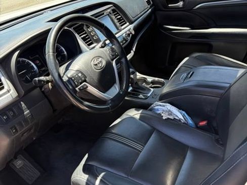 Used 2017 Toyota Highlander SE w/ Carpet Mat Package AWD/4WD image 17