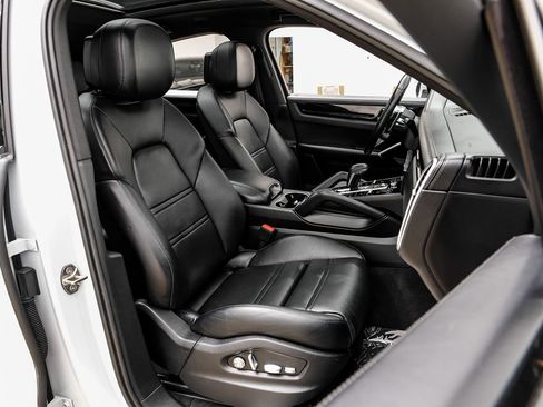 Used 2021 Porsche Cayenne Coupe image 32