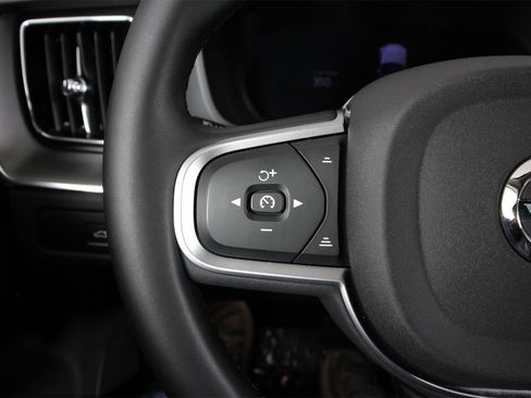 Certified 2025 Volvo XC60 B5 Core image 10