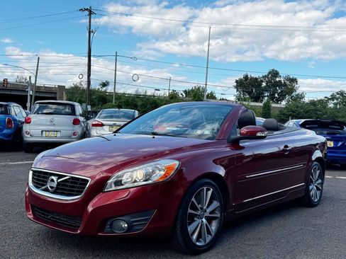 Used 2011 Volvo C70 T5 w/ Climate Pkg FWD image 2