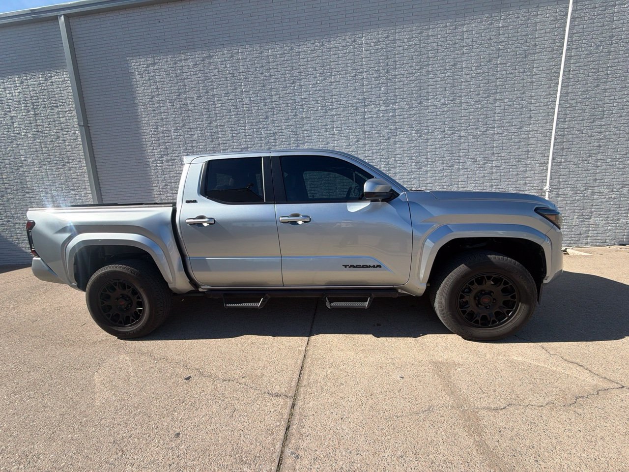 Used 2024 Toyota Tacoma SR5 AWD/4WD image 2