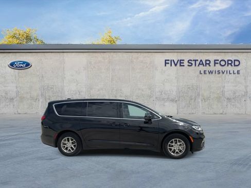 Used 2025 Chrysler Pacifica Select FWD image 9
