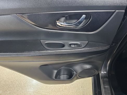 Used 2018 Nissan Rogue SV AWD/4WD image 18