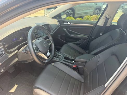 Certified 2023 Volkswagen Jetta SE w/ Panoramic Sunroof Package FWD image 9