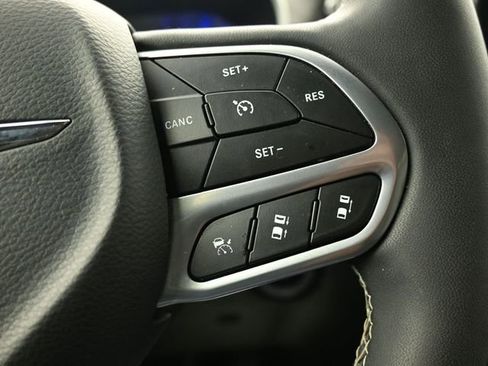 Used 2025 Chrysler Pacifica Select FWD image 14