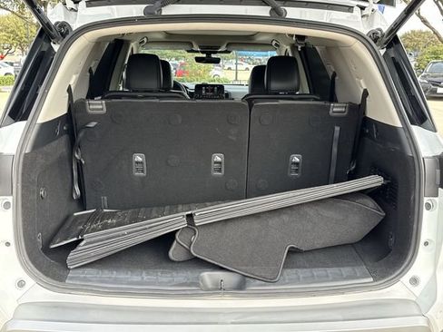 Used 2025 Nissan Pathfinder SL w/ SL Premium Package image 13