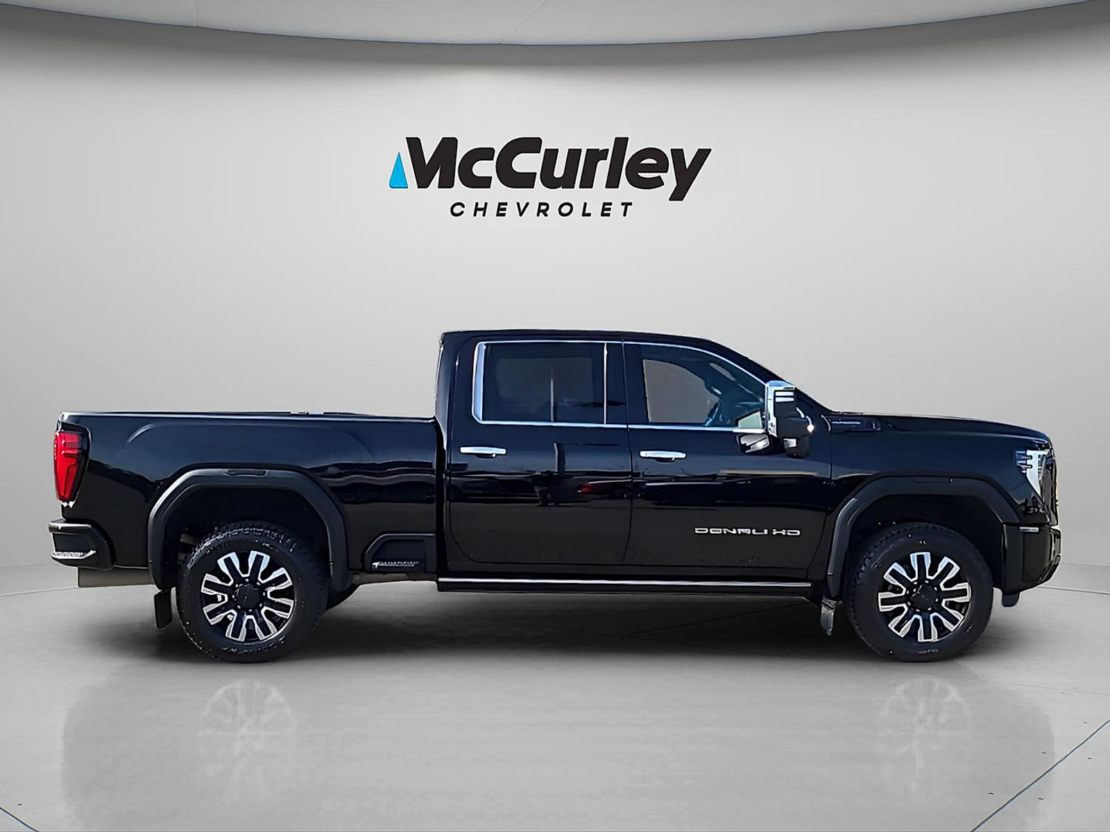 Used 2024 GMC Sierra 3500 Denali Ultimate AWD/4WD image 8