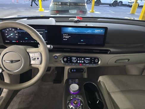 Used 2023 Genesis GV60 Advanced image 11