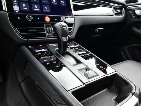 Certified 2025 Porsche Macan AWD/4WD image 11
