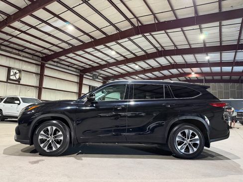 Used 2021 Toyota Highlander XLE AWD/4WD image 8