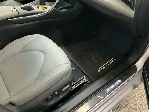 Used 2019 Toyota Avalon Limited image 34