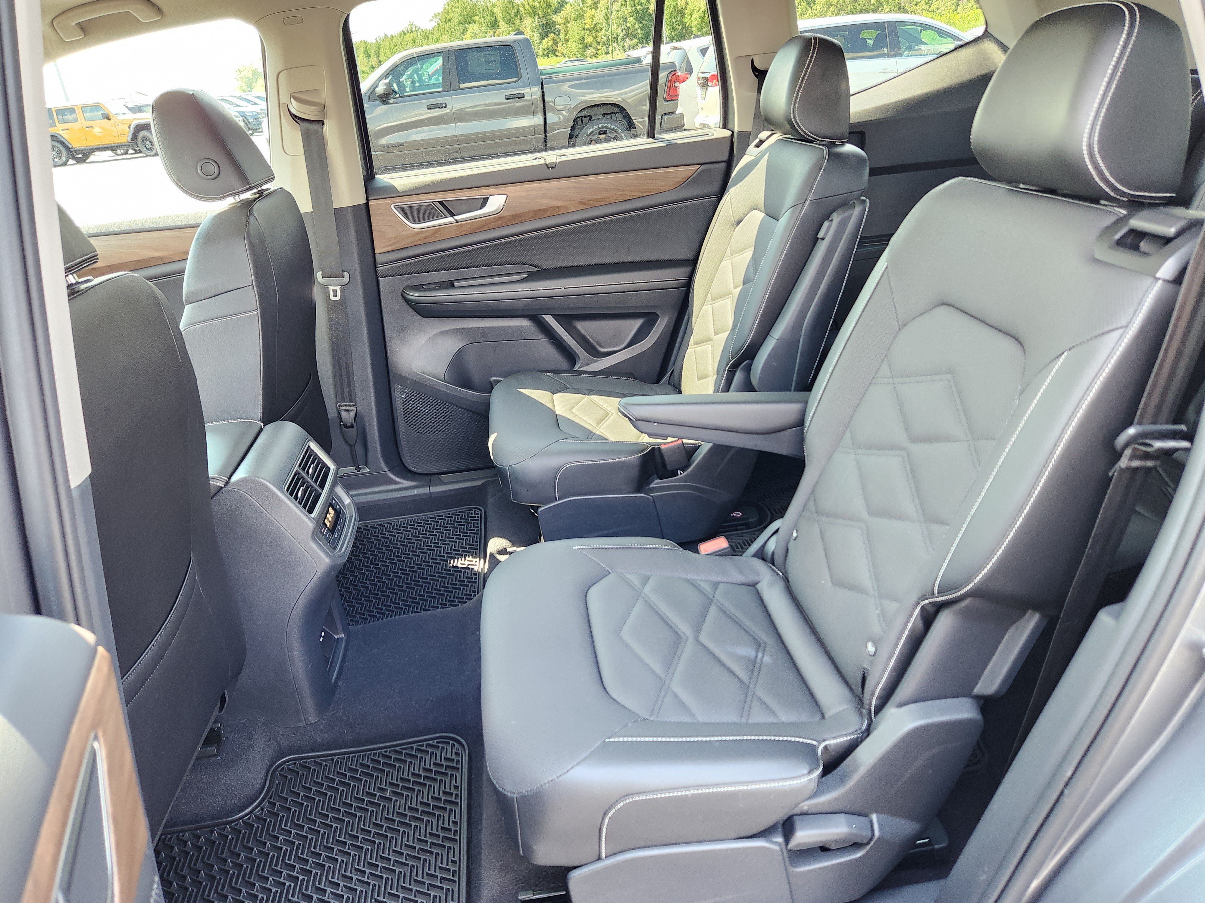 Used 2024 Volkswagen Atlas SE w/ Panoramic Sunroof Package FWD image 12