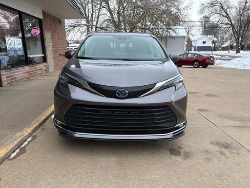 Used 2024 Toyota Sienna XLE image 30