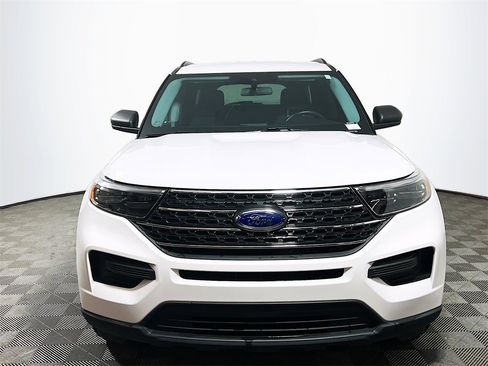 Used 2022 Ford Explorer XLT image 3