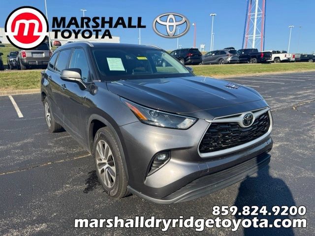 Used 2023 Toyota Highlander XLE FWD image 1
