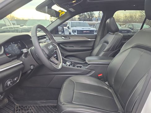 Used 2024 Jeep Grand Cherokee Limited w/ Luxury Tech Group II image 12