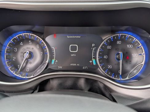 Used 2023 Chrysler Pacifica Touring-L FWD image 20